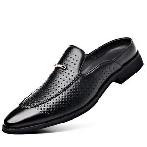 Primer plano de mocasín de cuero negro perforado sin talón con hebilla dorada