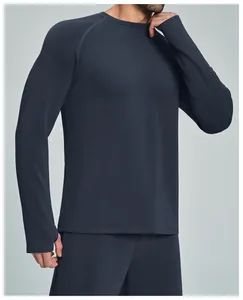 Dettaglio della maglia sportiva a maniche lunghe da uomo con maniche raglan e fori per pollici.