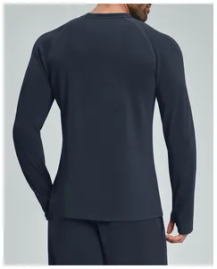 Vista posteriore di una maglia sportiva a maniche lunghe blu navy traspirante da uomo