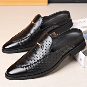 Primer plano de mocasines de cuero negro para hombre con diseño hueco transpirable y hebilla