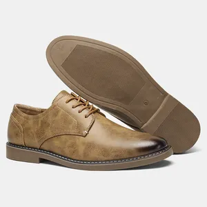 Détail de chaussures derby homme marron vintage avec semelle en caoutchouc antidérapante