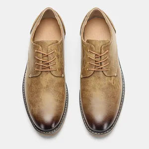 Vue de dessus de chaussures derby classiques en cuir marron pour hommes avec dégradé