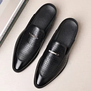 Detalle de mocasines de cuero perforado para hombre con elegante hebilla de metal dorado