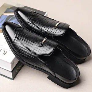 Primer plano detallado de la textura perforada del cuero de estos mocasines negros