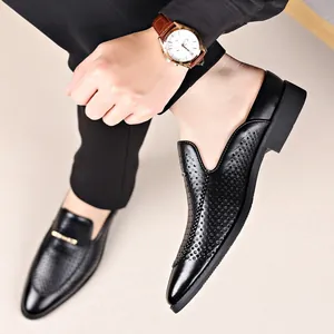 Detalle de los mocasines de cuero negro con diseño calado para hombre en estilo casual