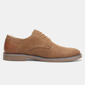 Détail de chaussures de ville marron pour hommes avec coutures contrastées élégantes