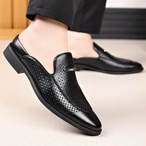 Detalle de los mocasines de cuero perforado negro sin talón para hombre estilo casual.