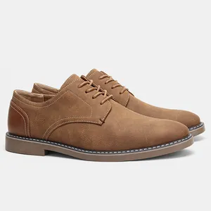 Vue détaillée de chaussures d'affaires rétro marron pour hommes avec lacets et coutures.