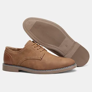 Détail des chaussures décontractées en cuir marron vintage pour hommes avec semelle antidérapante