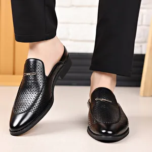 Vista detallada de los mocasines de cuero perforado sin talón para hombre, estilo casual
