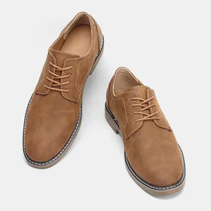 Vue de dessus de chaussures oxford en cuir marron vintage pour hommes avec coutures