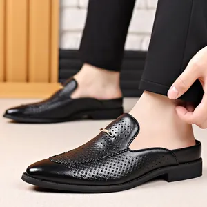 Detalle de mocasines de cuero perforado negro para hombre sin talón estilo casual de negocios