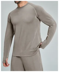 Dettaglio maglia sportiva uomo traspirante a maniche lunghe con asole per i pollici