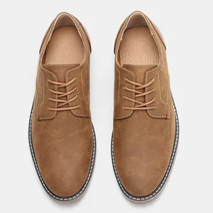 Vue de dessus de chaussures en cuir marron vintage pour hommes de style décontracté