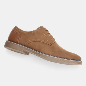 Vue latérale de chaussures de ville décontractées marron pour hommes avec surpiqûres.