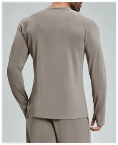 Vista posteriore di una maglia sportiva a maniche lunghe da uomo in color taupe