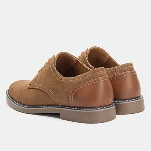 Vue arrière de chaussures décontractées en cuir marron vintage pour hommes