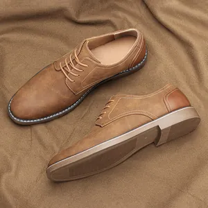 Détails visuels de chaussures décontractées en cuir marron vintage pour hommes