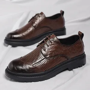 Herren-Anzugschuhe aus braunem Leder mit Lochmuster und dicker Gummisohle