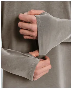 Dettaglio di maglia sportiva da uomo traspirante con fori per i pollici in colore taupe