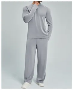 Vista completa in studio di un set loungewear grigio a maniche lunghe per uomo