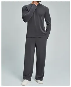Completo sportivo da uomo grigio scuro con maglia a maniche lunghe e pantaloni ampi