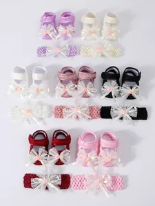 Detailansicht von Spitzen-Babyschuhen und Stirnband-Sets in verschiedenen Farben