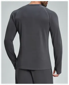 Vista posteriore di una maglia sportiva grigia a maniche lunghe da uomo con fori per i pollici