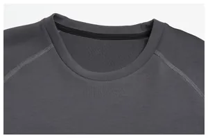 Dettaglio ravvicinato dello scollo e delle cuciture di una maglia sportiva grigia da uomo.