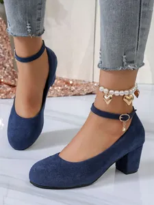 Luxe marineblauwe suède pumps met blokhak, ronde neus en verstelbaar enkelbandje.