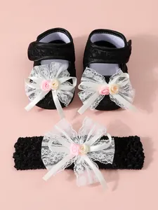 Süßes Baby-Mädchen-Schuhe und Stirnband Set aus schwarzer Spitze mit weißen Schleifen