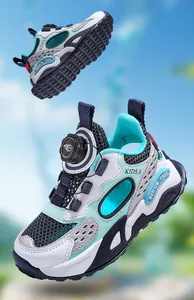 Vue détaillée des sandales de sport en mesh vert menthe pour filles avec boucle rotative.
