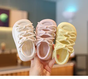 Sandales d'été adorables pour bébés avec un design à trois nœuds en couleurs pastel