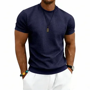 Detailweergave van een donkerblauw heren-T-shirt met subtiele wafelstructuur.