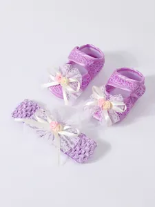 Detailansicht lila Spitzen Babyschuhe mit passendem Stirnband Set für Säuglinge