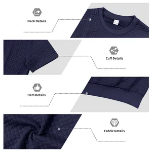 Detailweergave van het marineblauwe T-shirt met geweven vierkant patroon en halslijn