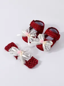 Dunkelrote Spitzen-Babyschuhe und passendes Stirnband-Set mit eleganten weißen Schleifen