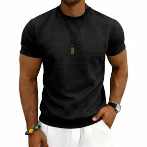 Detail van zwart heren-T-shirt met korte mouwen en wafelgebreid patroon.