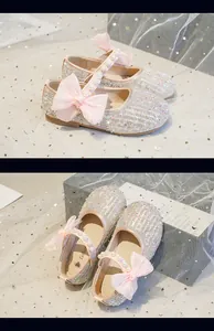 Detailaufnahme glitzernder rosa Prinzessinnenschuhe für Mädchen mit Schleife und Perlen.