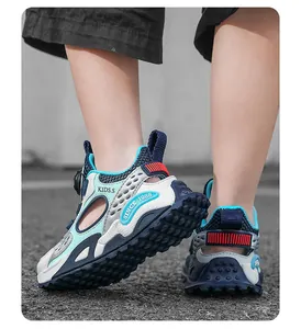 Vue détaillée des sandales de sport en maille pour filles avec semelles antidérapantes