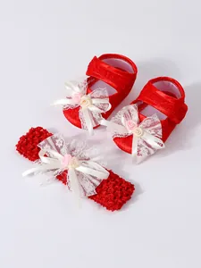 Set aus roten Babyschuhen mit Spitze und passendem Blumen-Stirnband für Neugeborene