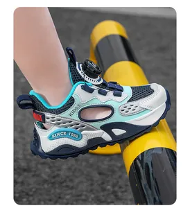 Vue détaillée des sandales de sport respirantes pour filles avec bout fermé protecteur.