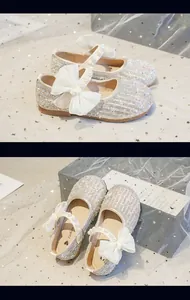 Detaillierte Makroansicht funkelnder Mädchen-Prinzessinnenschuhe mit Perlen und Netzschleife