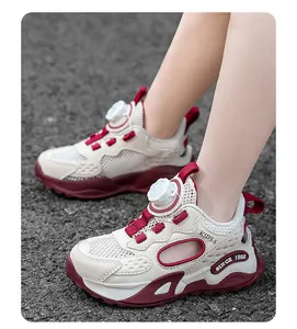 Détail de sandales de sport en maille pour filles, beiges et rouges, avec bouton.