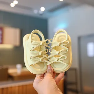 Adorable sandales bébé à semelle souple jaune pâle avec jolis nœuds pour l'été et la plage