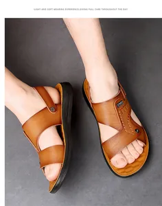 Detailansicht brauner Herren-Sandalen mit weichem Lederimitat und Fersenriemen.