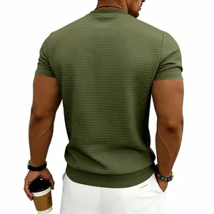 Achteraanzicht van olijfgroen heren t-shirt met wafelbreisel en ronde hals.