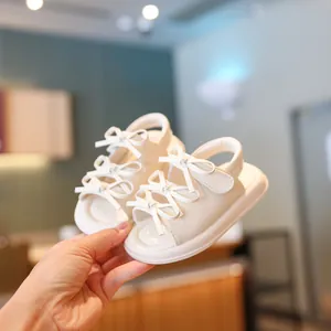 Sandales d'été blanc crème pour bébé fille avec nœuds triples et semelles souples antidérapantes