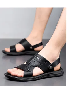Detailansicht der schwarzen Outdoor-Sandalen aus Leder für Herren mit atmungsaktivem Design