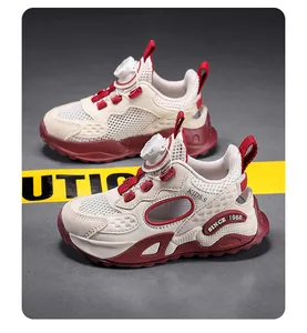 Détail de sandales de sport respirantes en mesh pour enfants beige et bordeaux à boucle
